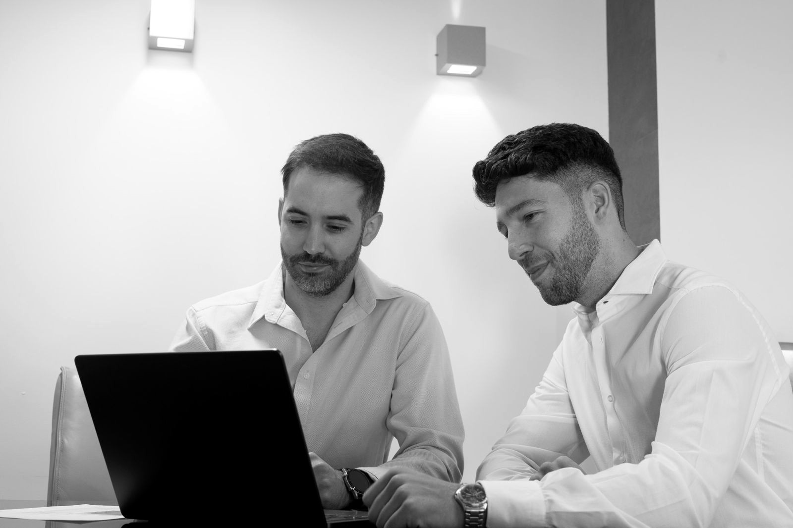 Julio Hernández Escobar y Alberto Murillo Martínez, cofundadores de Autoken, trabajando juntos