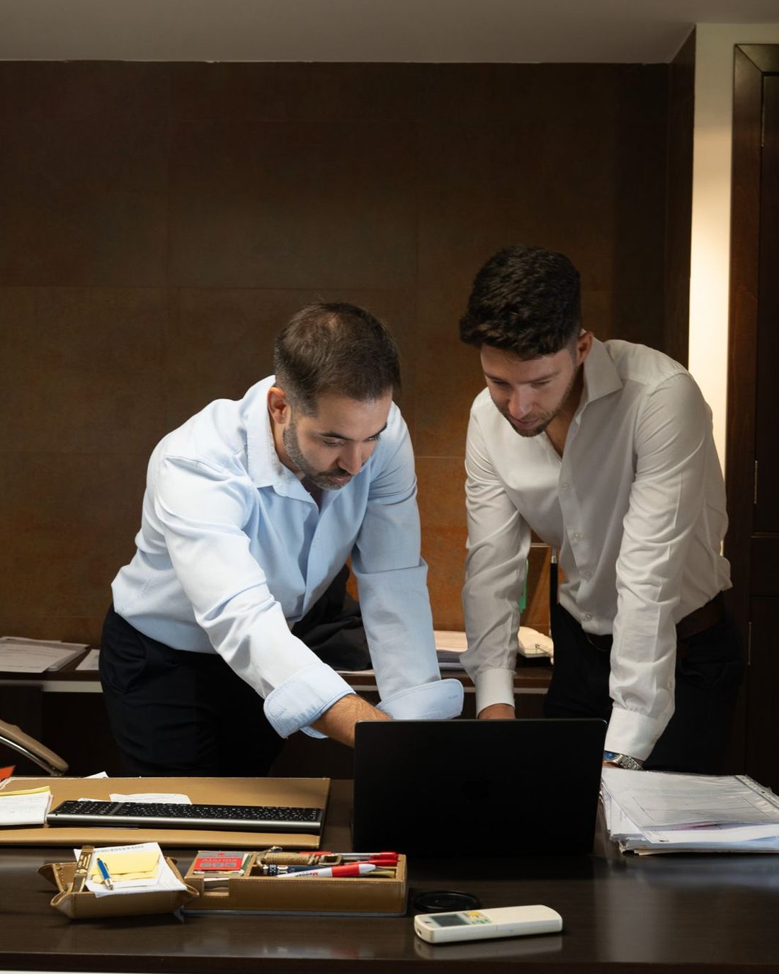 Julio Hernández y Alberto Murillo, cofundadores de Autoken, analizando juntos el caso de un cliente